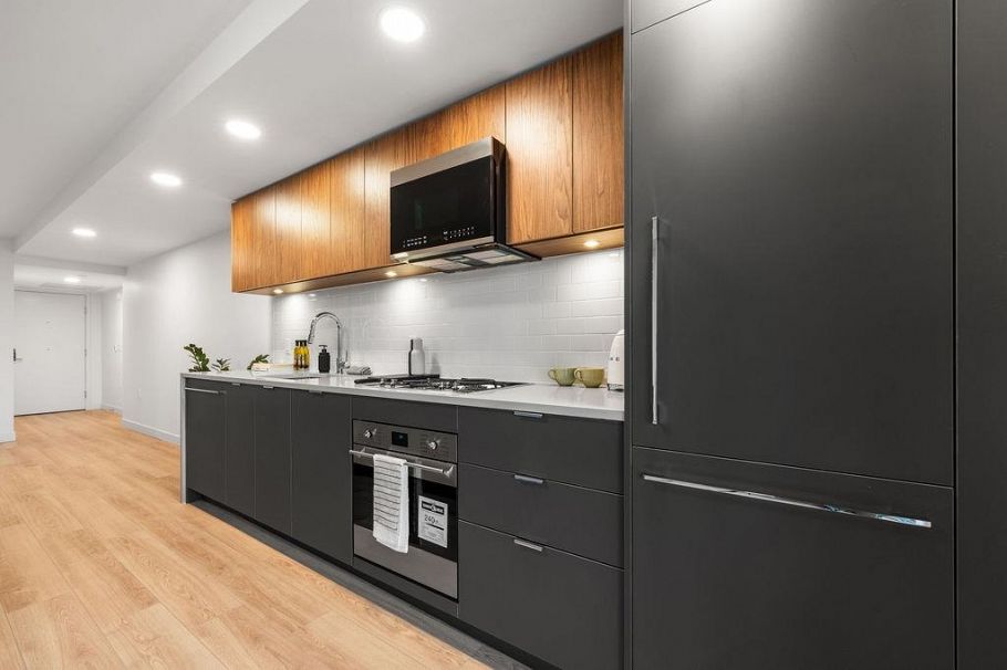307 2419 Grant Street Vancouver, BC - 5