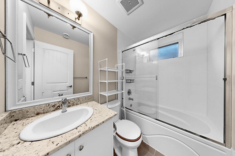 2456 E 45th Avenue Vancouver, BC - 25