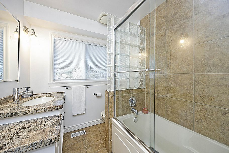 1388 E 20th Street North Vancouver, BC - 15