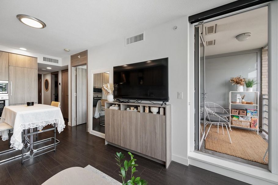 911 8800 Hazelbridge Way Richmond, BC - 10