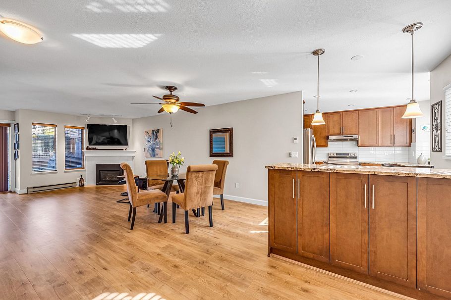 103 245 W 15th Street North Vancouver, BC - 5