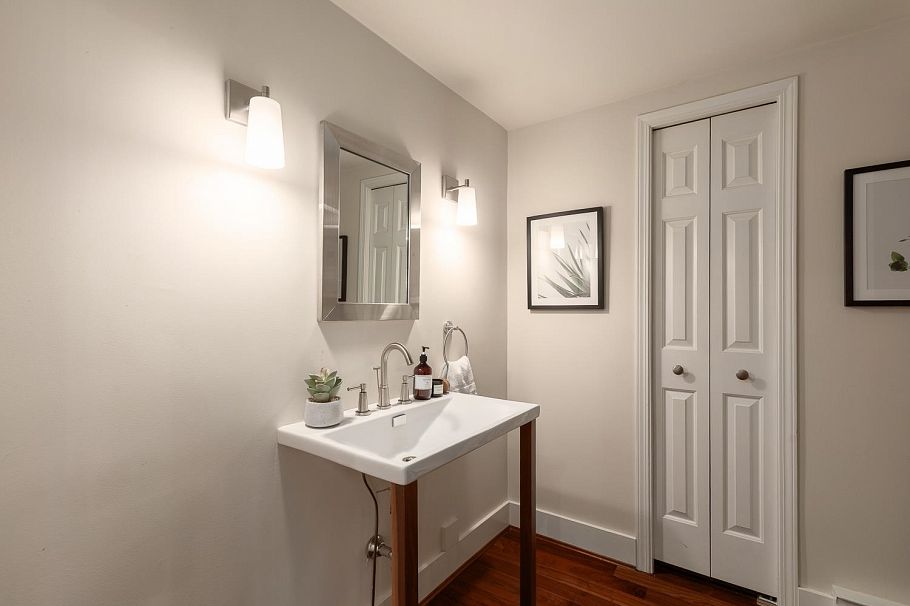 1935 W 12th Avenue Vancouver, BC - 12