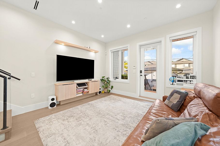 2815 W 19th Avenue Vancouver, BC - 4