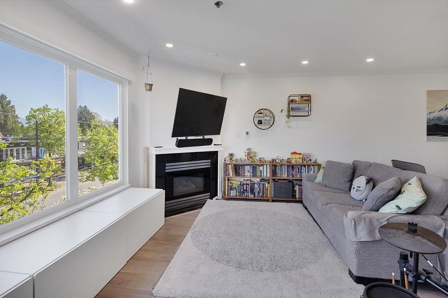 207 3280 W Broadway Vancouver, BC - 2
