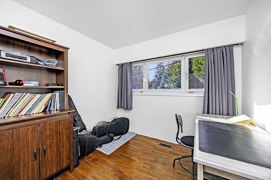 1388 E 20th Street North Vancouver, BC - 14