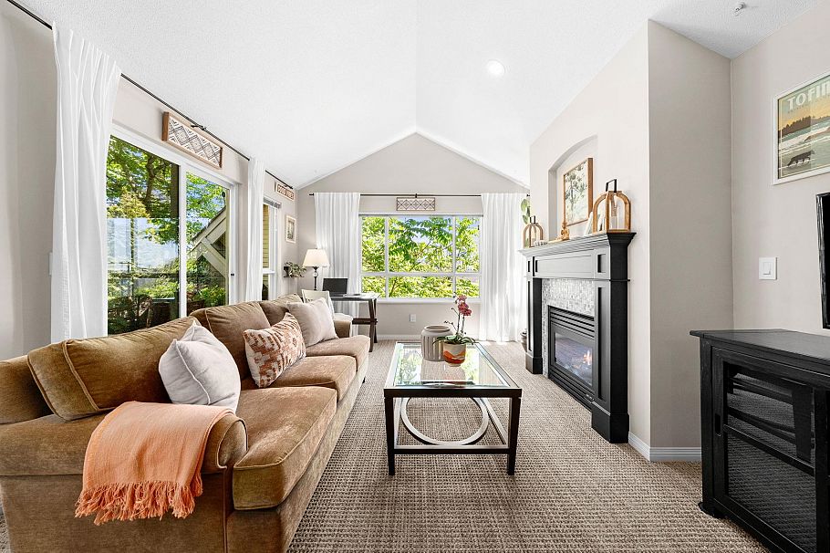 303 365 E 1st Street North Vancouver, BC - 1
