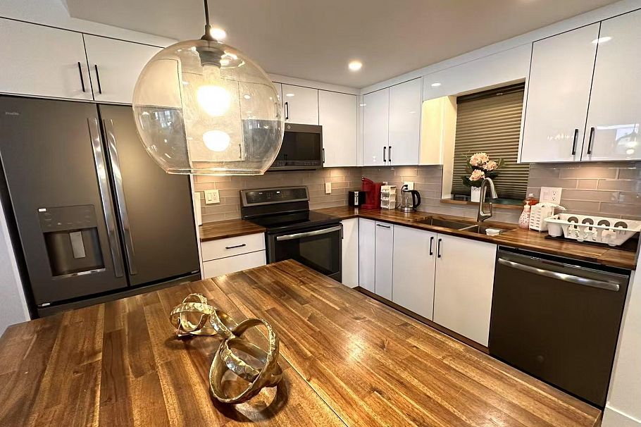 311 555 Abbott Street Vancouver, BC - 4