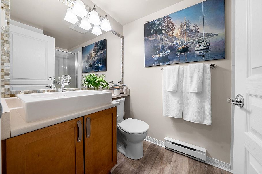 303 365 E 1st Street North Vancouver, BC - 17