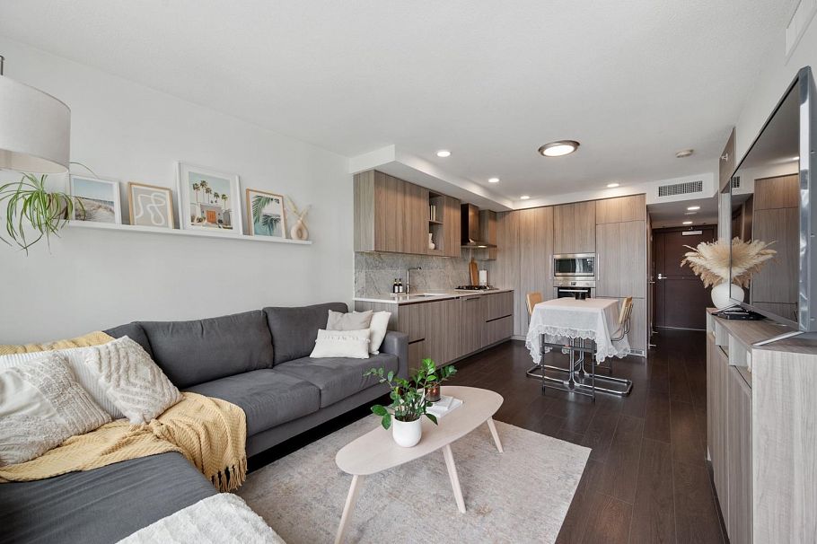 911 8800 Hazelbridge Way Richmond, BC - 11
