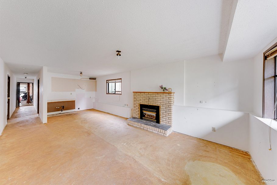 586 E 59th Avenue Vancouver, BC - 3