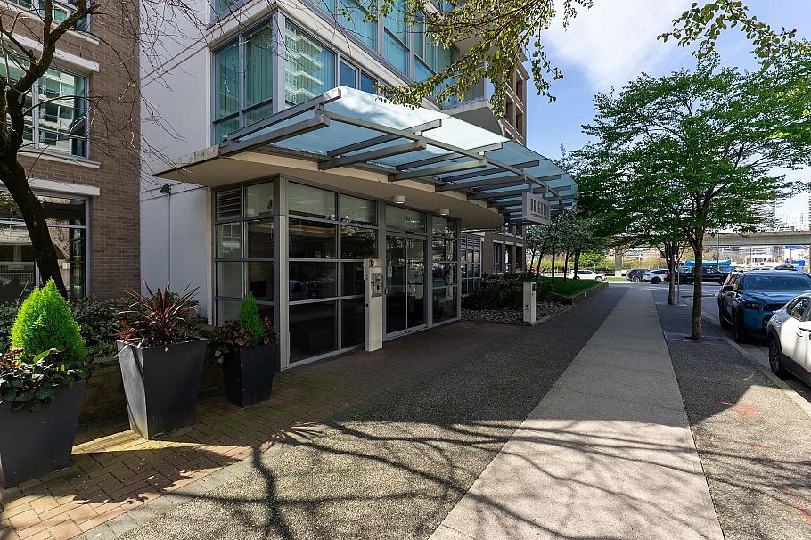 2004 120 Milross Avenue Vancouver, BC - 38