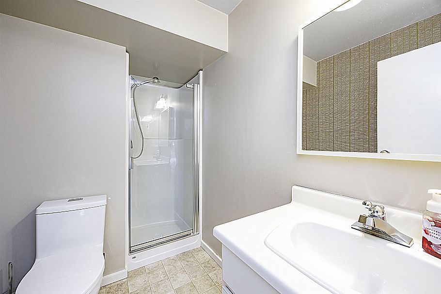 1388 E 20th Street North Vancouver, BC - 17