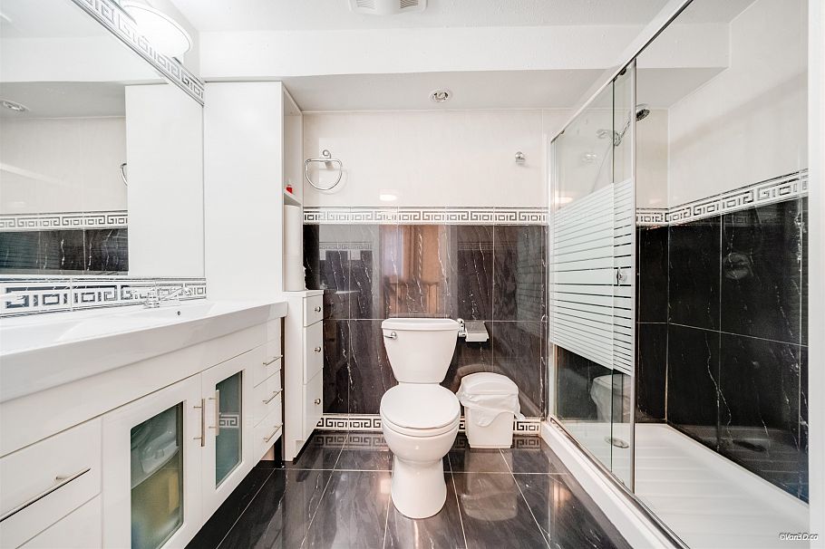 1023 E 8th Avenue Vancouver, BC - 24