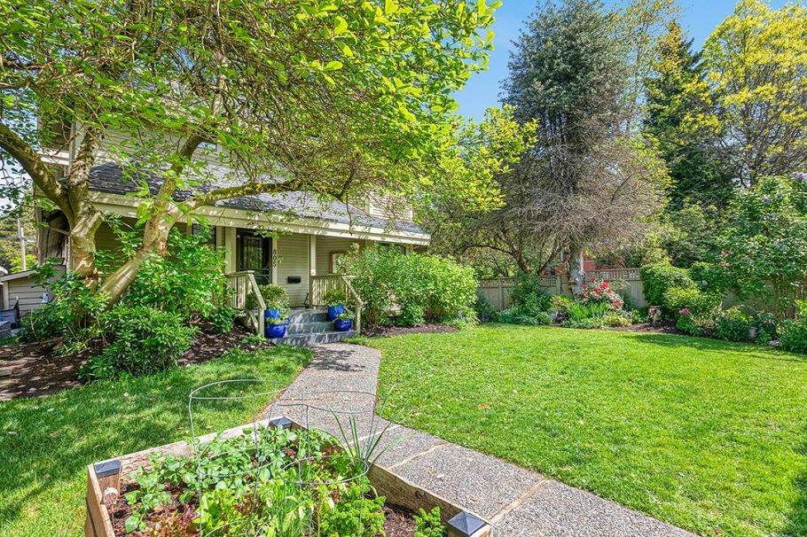 805 W 14th Avenue Vancouver, BC - 2