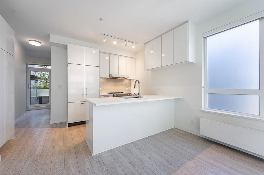 204 711 W 14th Street North Vancouver, BC - 9