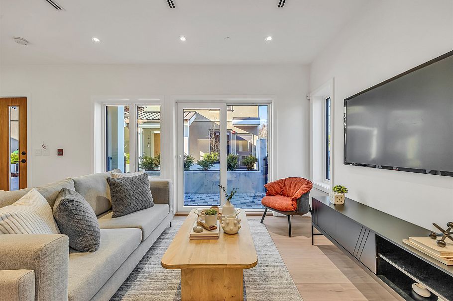 1010 W 52nd Avenue Vancouver, BC - 3