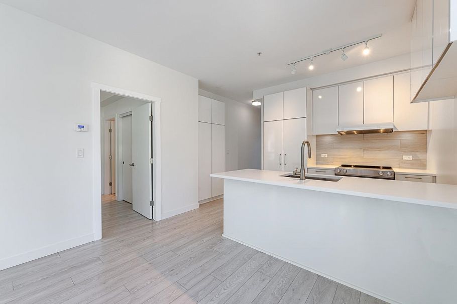 204 711 W 14th Street North Vancouver, BC - 11