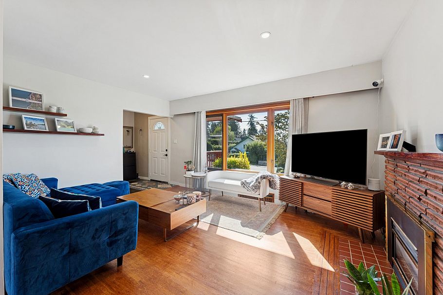 430 W Kings Road North Vancouver, BC - 2