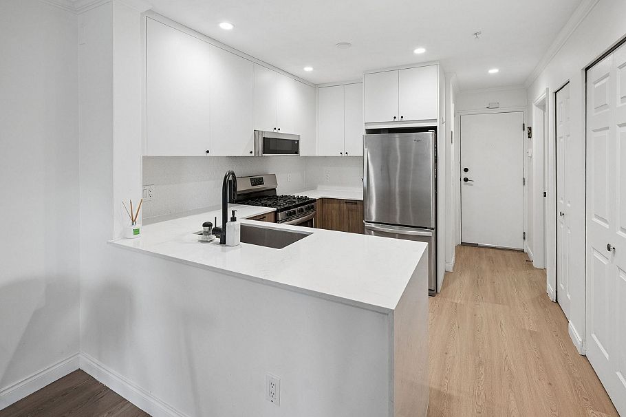 305 688 E 16th Avenue Vancouver, BC - 9