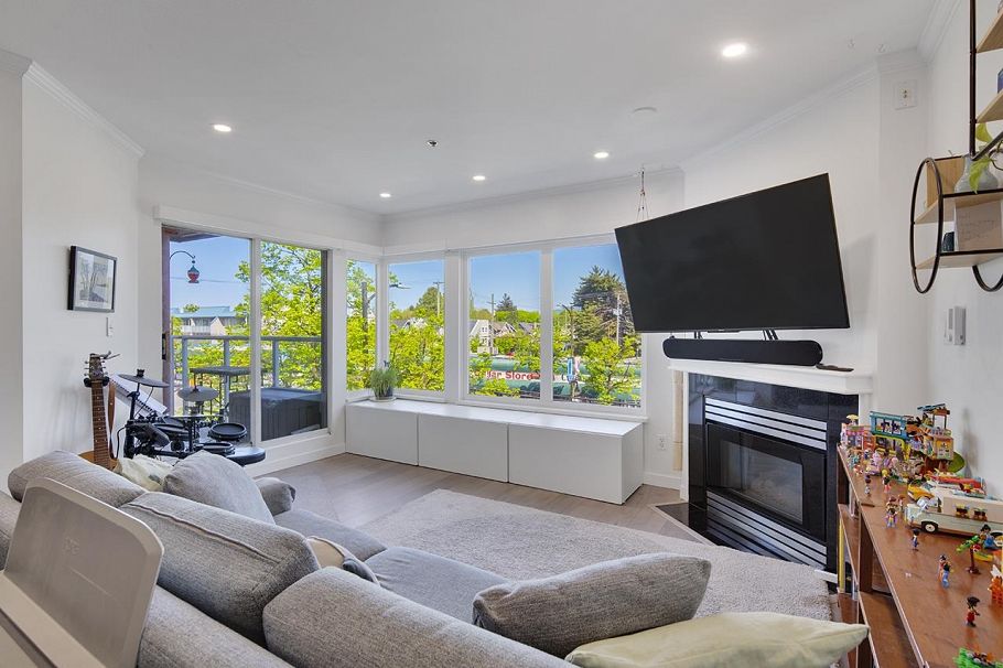 207 3280 W Broadway Vancouver, BC - 1