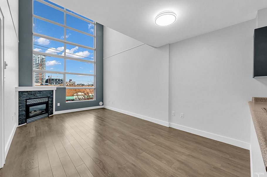 319 418 E Broadway Vancouver, BC - 1