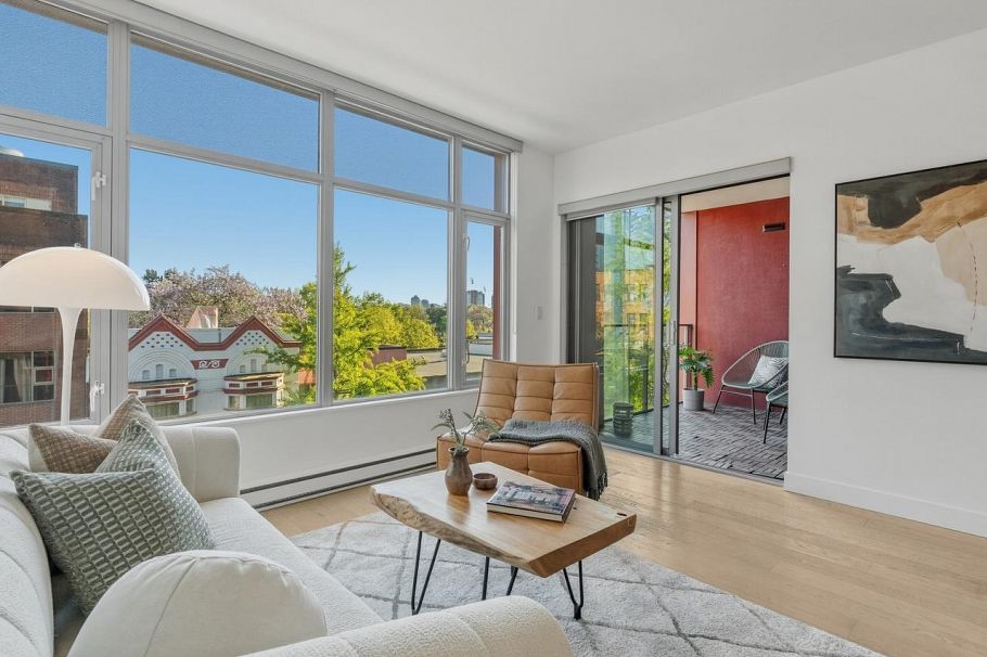403 71 E Pender Street Vancouver, BC - 2