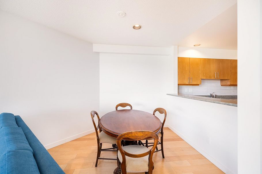 1206 33 Chesterfield Place North Vancouver, BC - 14