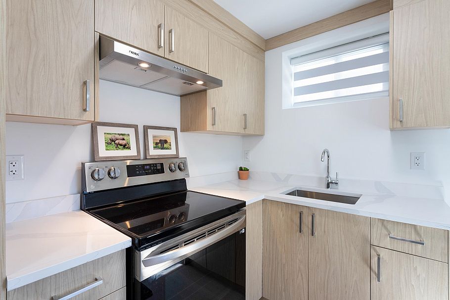 2868 E 49th Avenue Vancouver, BC - 22