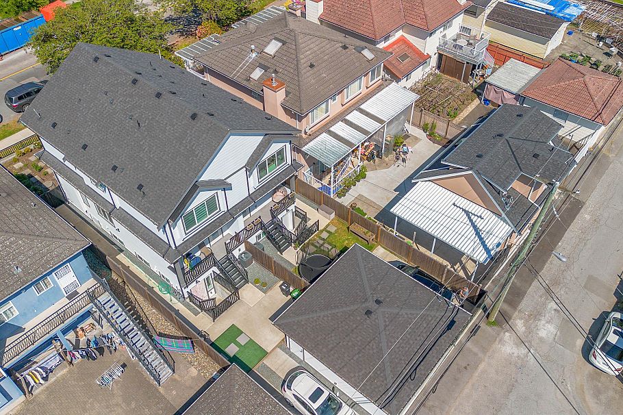 2868 E 49th Avenue Vancouver, BC - 34