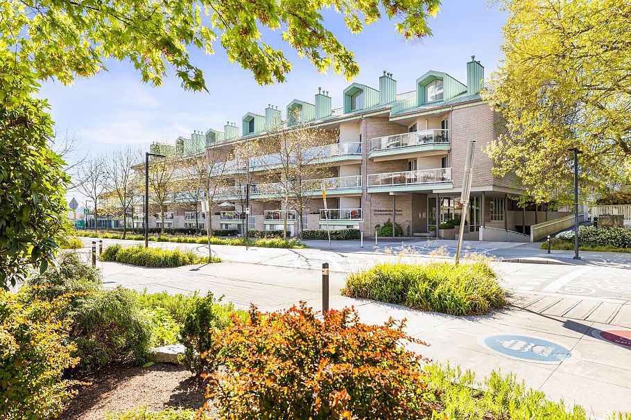 1206 33 Chesterfield Place North Vancouver, BC - 2