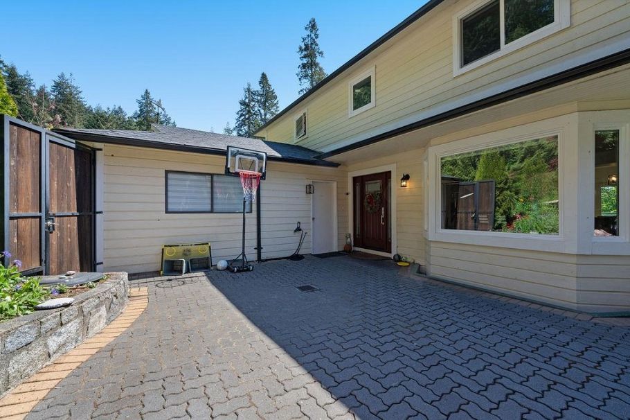 707 E Braemar Road North Vancouver, BC - 40
