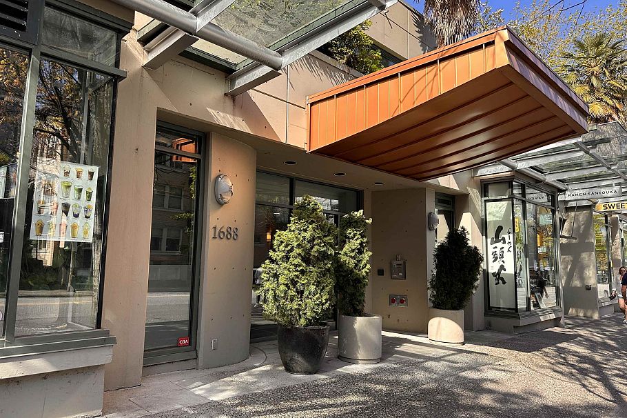 214 1688 Robson Street Vancouver, BC - 3