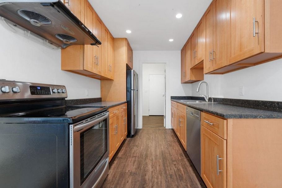 707 E Braemar Road North Vancouver, BC - 30