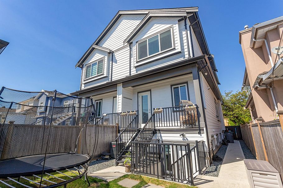 2868 E 49th Avenue Vancouver, BC - 28