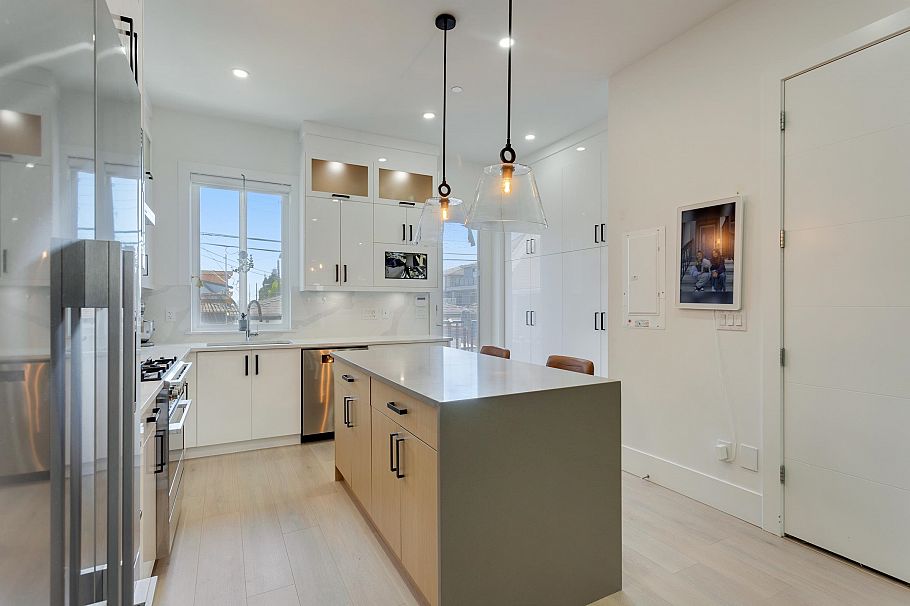 2868 E 49th Avenue Vancouver, BC - 3