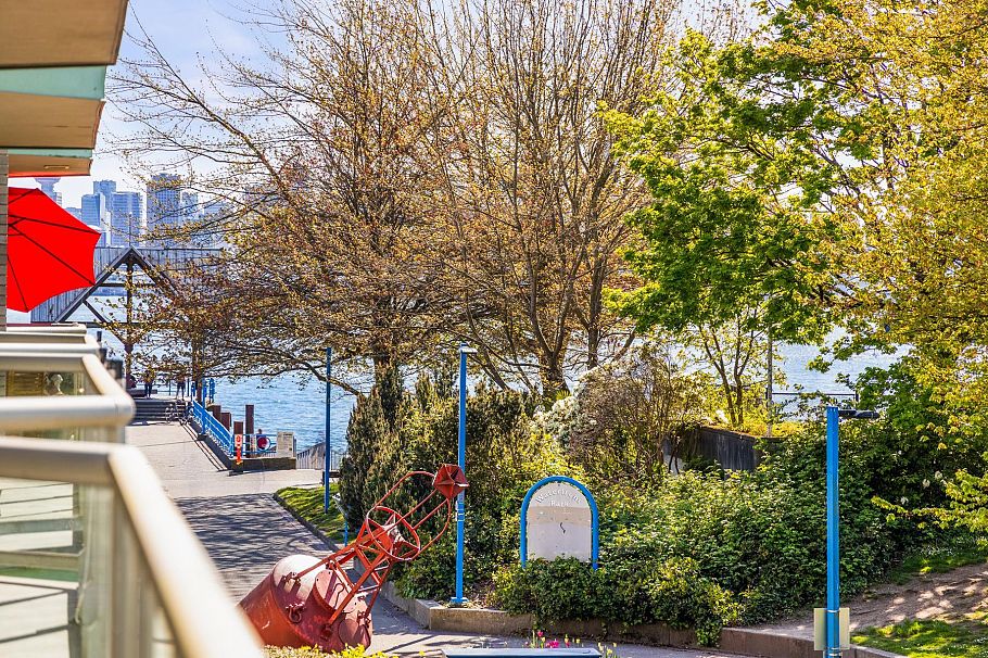 1206 33 Chesterfield Place North Vancouver, BC - 8