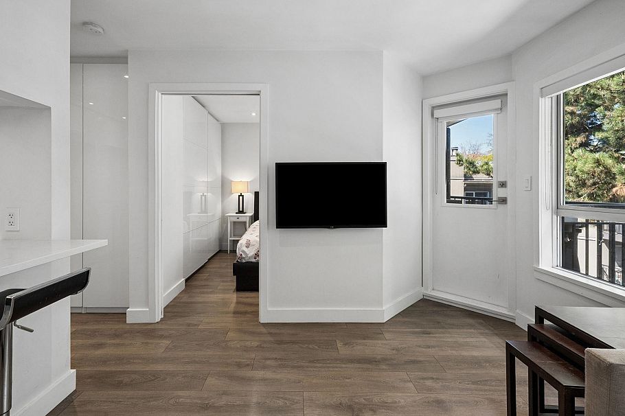 302 555 W 14th Avenue Vancouver, BC - 5