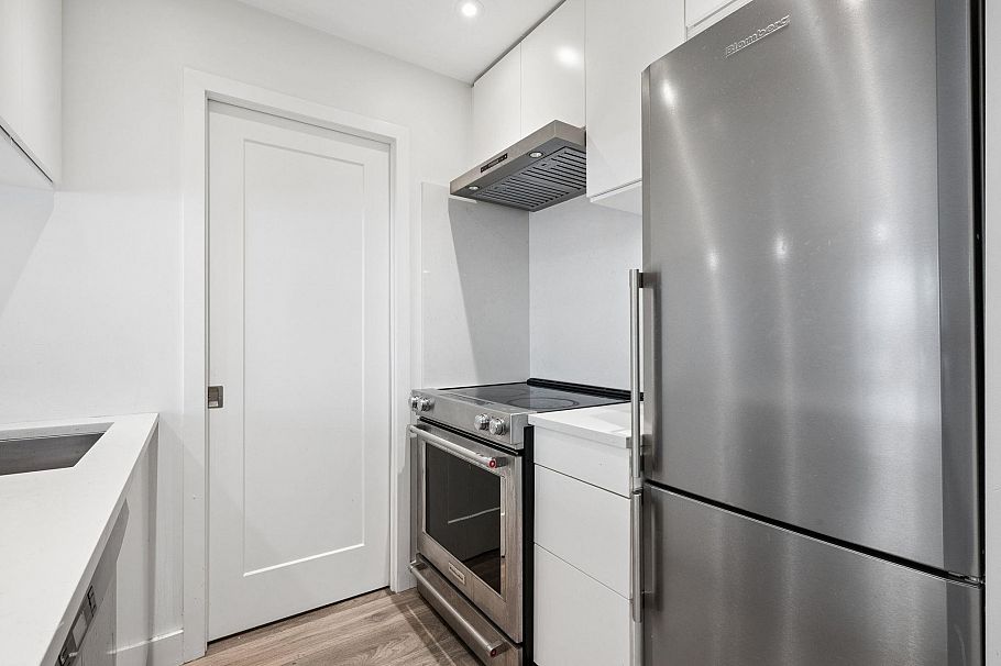 302 555 W 14th Avenue Vancouver, BC - 9