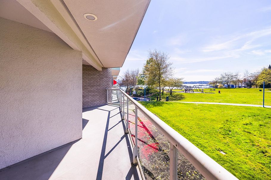 1206 33 Chesterfield Place North Vancouver, BC - 36