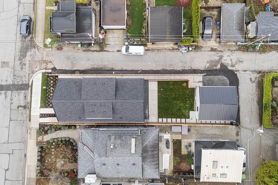 1 3623 Triumph Street Vancouver, BC - 3