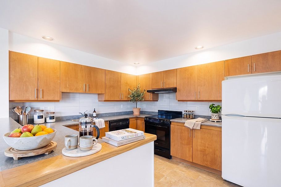 1206 33 Chesterfield Place North Vancouver, BC - 4