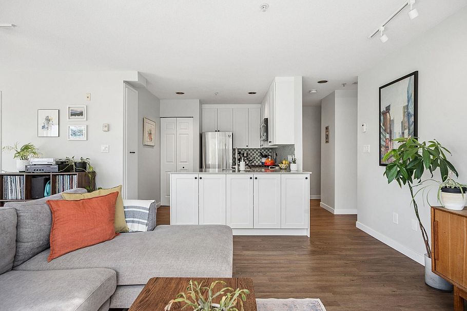 302 1510 Grant Street Vancouver, BC - 4