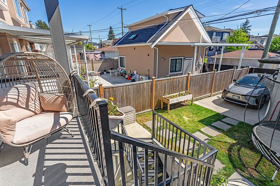 2868 E 49th Avenue Vancouver, BC - 26