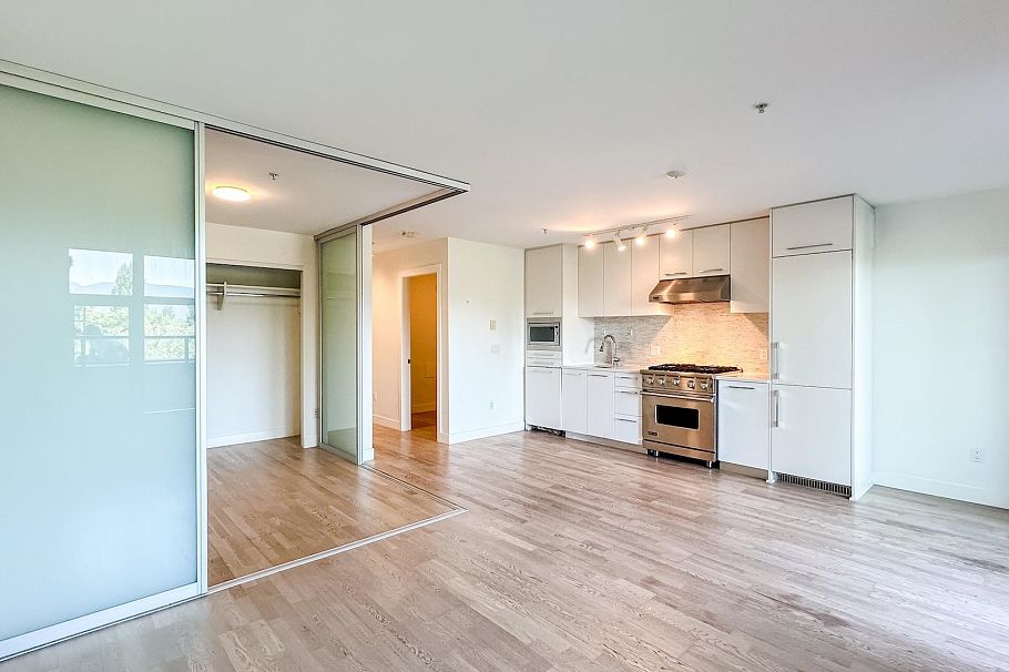 202 4355 W 10th Avenue Vancouver, BC - 3