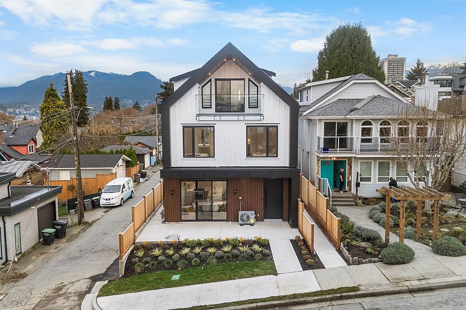 1 3623 Triumph Street Vancouver, BC - 1