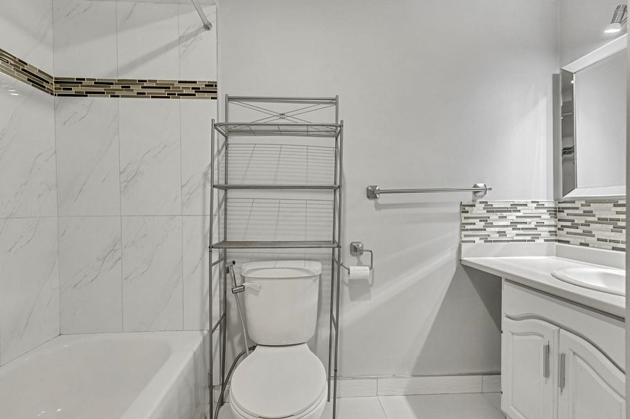 5 1535 St. Georges Avenue North Vancouver, BC - 16
