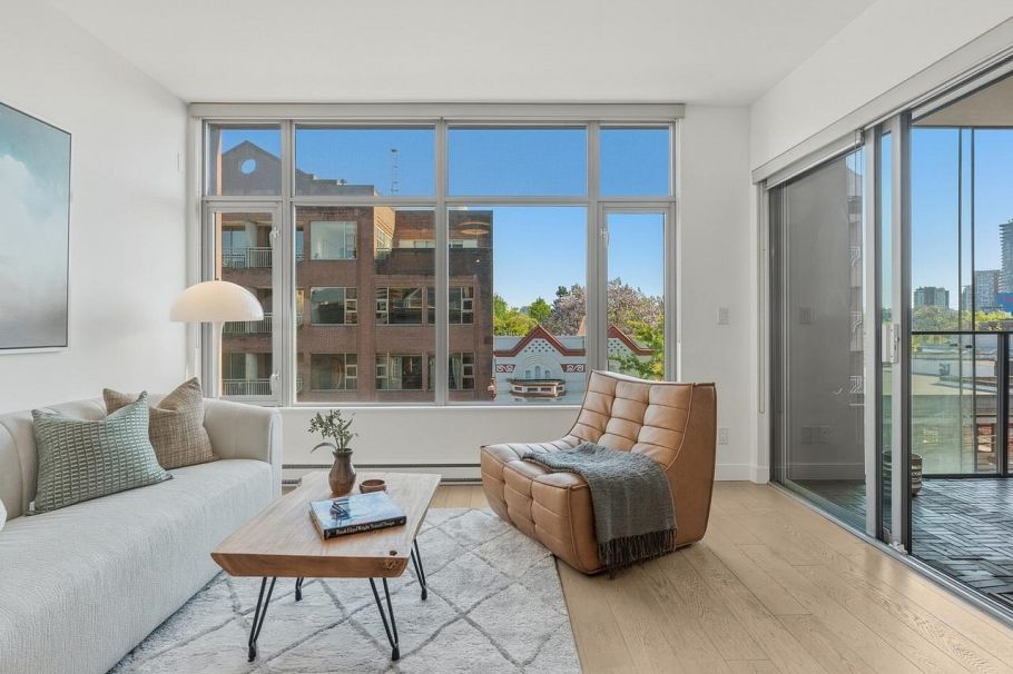 403 71 E Pender Street Vancouver, BC - 4