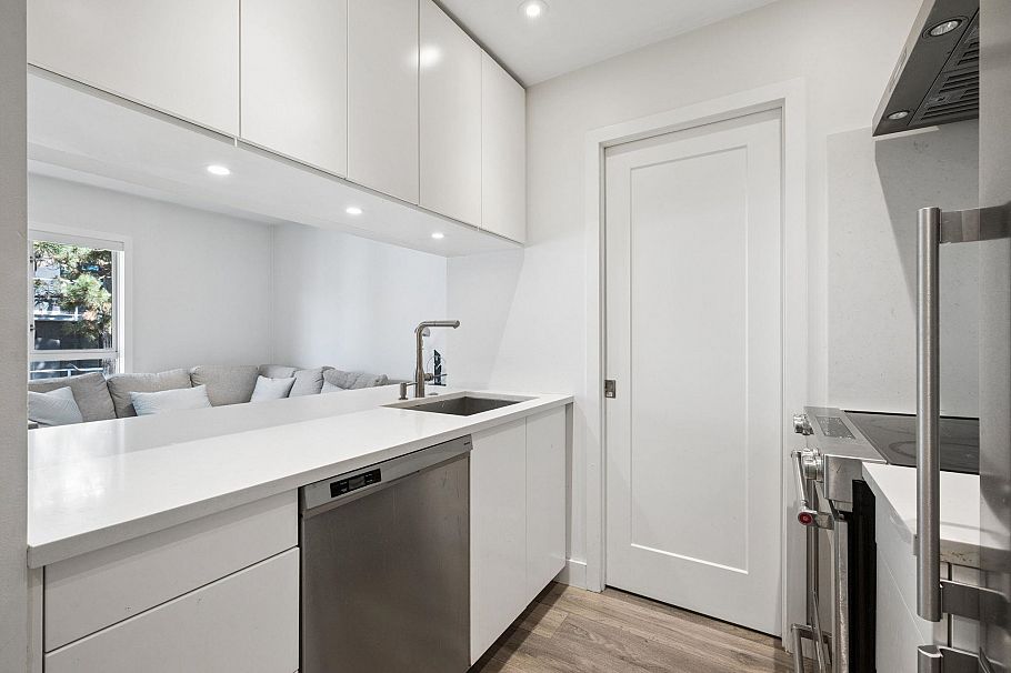 302 555 W 14th Avenue Vancouver, BC - 2