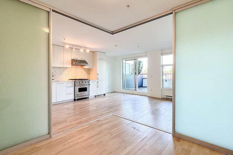 202 4355 W 10th Avenue Vancouver, BC - 5