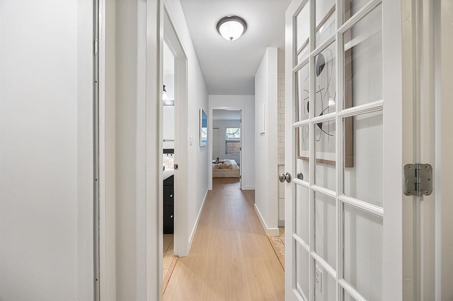 105 1440 E Broadway Vancouver, BC - 4
